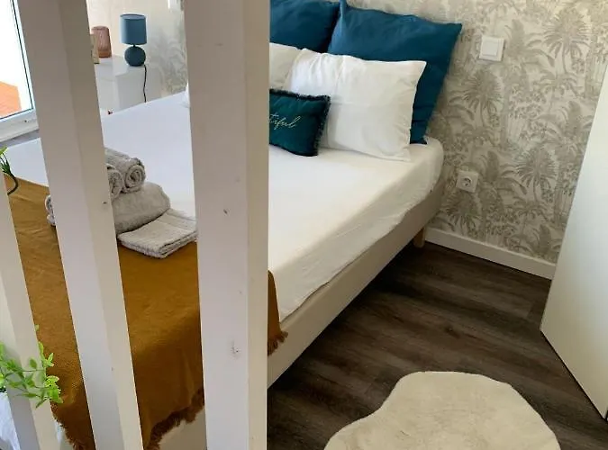 Porta 10 - Perfect For 2 With Small Terrace شقة أفيرو